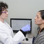 Profissional realizando manometria esofágica de alta resolução​ em paciente.