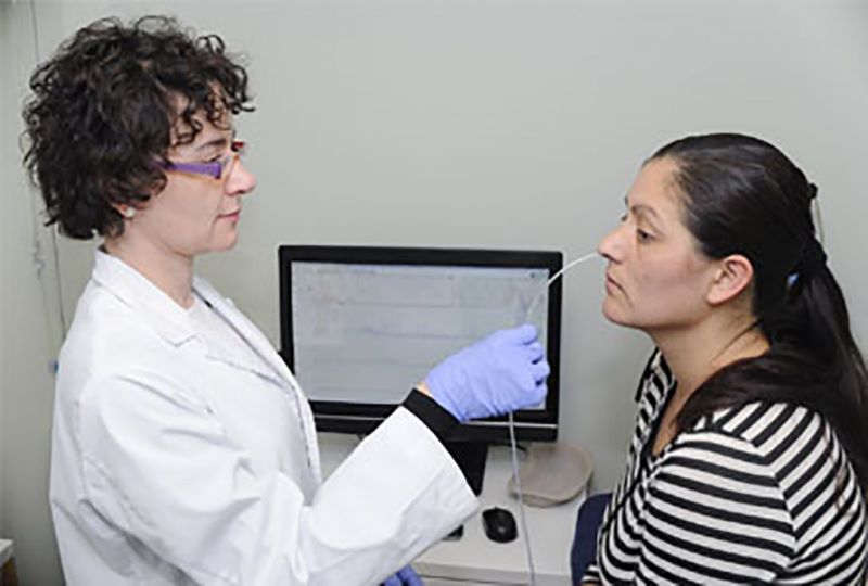 Profissional realizando manometria esofágica de alta resolução​ em paciente.