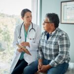 elastografia hepática: médica conversando com paciente