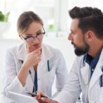 relatos de pessoas com síndrome do intestino irritável​: médica e médico conversando