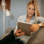 especialistas em síndrome do intestino irritável​: mulher buscando especialistas em tablet