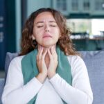 o que é esofagite erosiva​​: mulher com desconforto na garganta