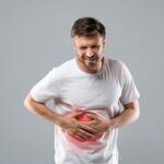 o que é pancreatite: homem com dor abdominal