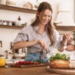 como regular o intestino: mulher preparando refeição saudável